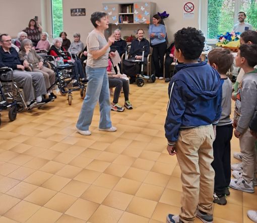 Gli alunni della primaria di San Michele Mondovì portano musica e canti alla casa di riposo
