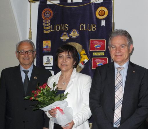 Il presidente del L.C. Carrù-Dogliani, Giulio Marini, con la dottoressa Carla Blengio e Michele Ajmone Cuneo Il presidente del L.C. Carrù-Dogliani, Giulio Marini, con la dottoressa Carla Blengio e Michele Ajmone Cuneo