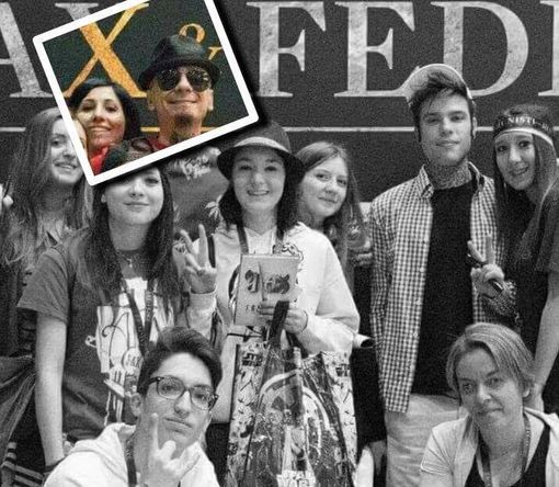 La foto pubblicata da J-Ax sul suo profilo Facebook ufficiale, in compagnia di Veronica e altre fans