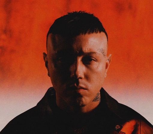 Lazza, secondo classificato a Sanremo col brano "Cenere" Lazza, secondo classificato a Sanremo col brano "Cenere"