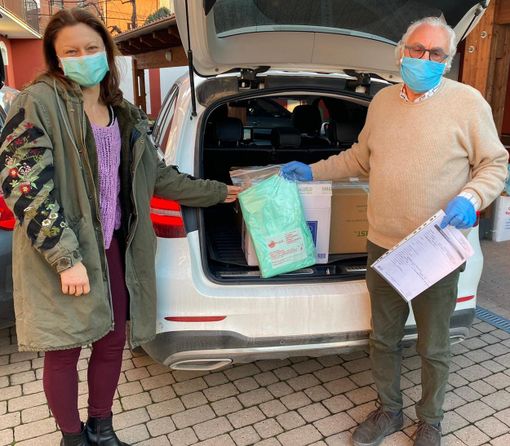 Nella foto il Presidente del Rotary Club di Saluzzo Luigi Musacchio mentre consegna i camici a Marcella Scatolero della Direzione delle Professioni Sanitarie Nella foto il Presidente del Rotary Club di Saluzzo Luigi Musacchio mentre consegna i camici a Marcella Scatolero della Direzione delle Professioni Sanitarie