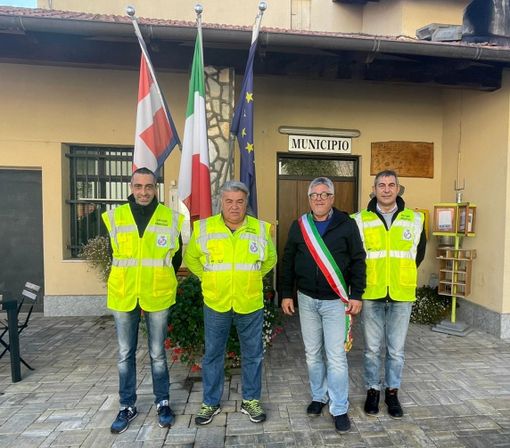 Il sindaco con tre dei quattro ispettori ambientali Il sindaco con tre dei quattro ispettori ambientali