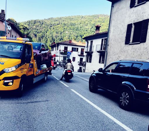 La rimozione dei veicoli coinvolti nell'incidente di Nucetto