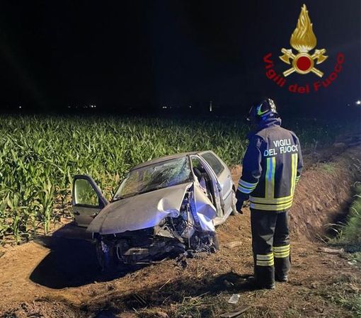 Auto finisce fuori strada a Fossano: una donna incastrata nel mezzo, soccorsa dai Vigili del Fuoco