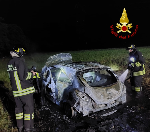 Auto in fiamme nella notte a Borgo San Dalmazzo