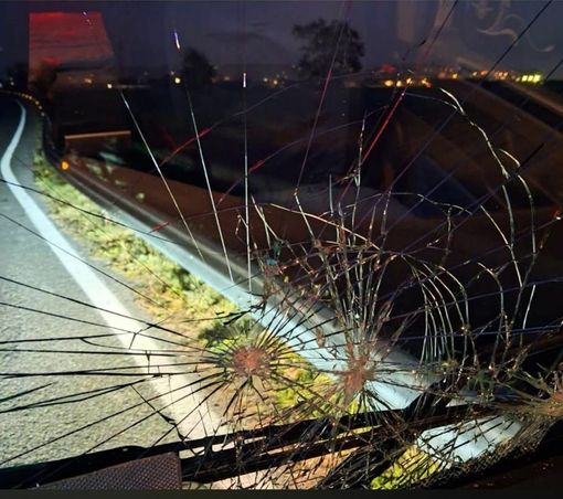 Sui social l'allarme per un camion colpito da pietre mentre imbocca la tangenziale di Fossano