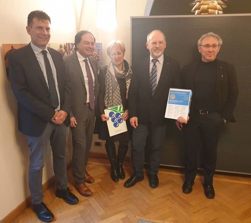 Da sinistra, Paolo Taricco (responsabile Relazioni esterne di Banca d'Alba) insieme ai rappresentanti del Rotary Club di Alba Cesare Girello, Piera Arata, Ezio Porro e Alessandro Pelisseri