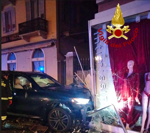 Mondovì, auto esce di strada e sfonda la vetrina di un negozio a Breo