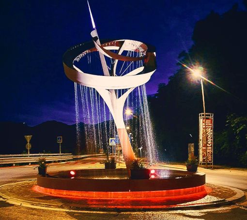 Venasca ha illuminato di arancione la sua scultura-fontana per la Giornata Internazionale della FSHD