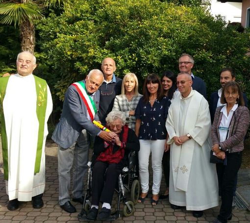 Verzuolo: sindaco, amici e famiglia hanno festeggiato i 100 anni di Paola Giuseppina Brocchiero