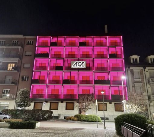 Il Palazzo dell’Associazione Commercianti Albesi ad Alba si tinge di rosa per ringraziare le donne