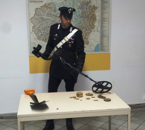 Pollenzo, tentano di rubare reperti archeologici. I carabinieri denunciano tre persone Pollenzo, tentano di rubare reperti archeologici. I carabinieri denunciano tre persone