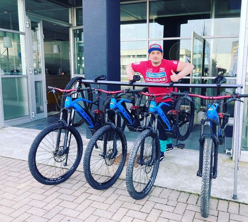 Lorenzo Costantiello con le sue eBike