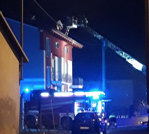 A fuoco un tetto a Fontanelle di Boves: fiamme spente nella notte dopo oltre due ore di intervento A fuoco un tetto a Fontanelle di Boves: fiamme spente nella notte dopo oltre due ore di intervento