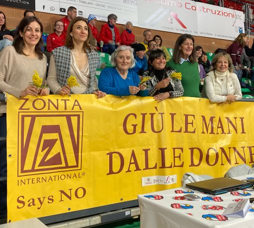 Cuneo, Zonta Cuneo alla partita  MA Acqua S.Bernardo Volley Cuneo contro Abba Pineto Volley con lo striscione "Giù le mani dalle donne"