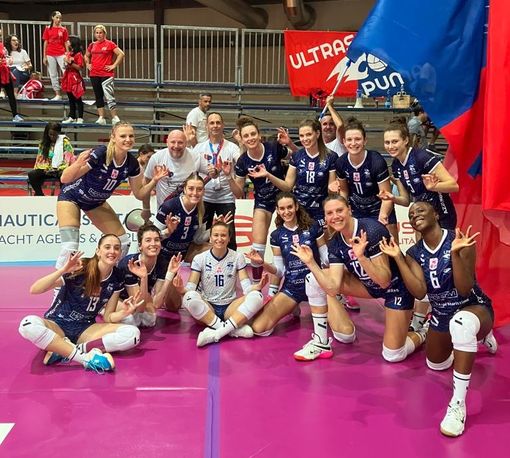 Le Pumine festeggiano la prima vittoria in compagnia degli Ultras Puma (foto ufficio stampa Lpm)