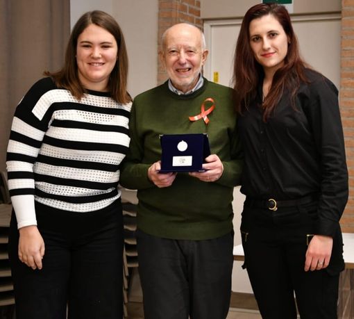 Il presidente onorario del gruppo volontari del soccorso La Morra-Verduno Aldino Bono con le giovani volontarie Elena Versio e Irene Magrini Il presidente onorario del gruppo volontari del soccorso La Morra-Verduno Aldino Bono con le giovani volontarie Elena Versio e Irene Magrini