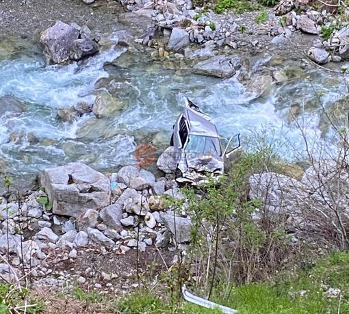 L'auto nel rio. In mattinata è previsto il recupero