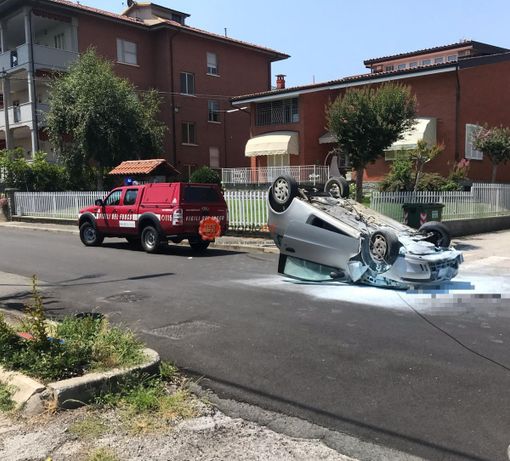 Auto urta la recinzione di una casa e si ribalta, ferita una donna Auto urta la recinzione di una casa e si ribalta, ferita una donna
