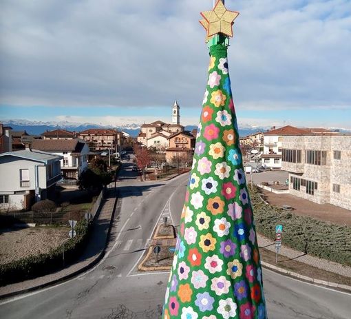 Un abete cucito a mano e alto dieci metri accende il Natale a Pianfei