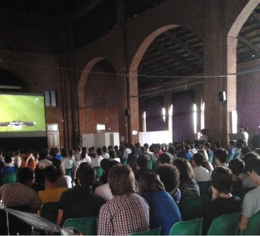 La partita d'esordio per l'Italia seguita dai saviglianesi sotto l'Ala polifunzionale di piazza del Popolo (copyright targatocn.it) La partita d'esordio per l'Italia seguita dai saviglianesi sotto l'Ala polifunzionale di piazza del Popolo (copyright targatocn.it)