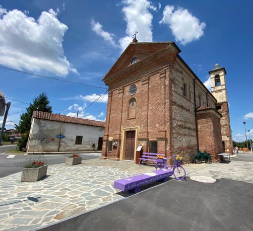 La panchina viola di Piozzo nelle foto di Anna Tognella