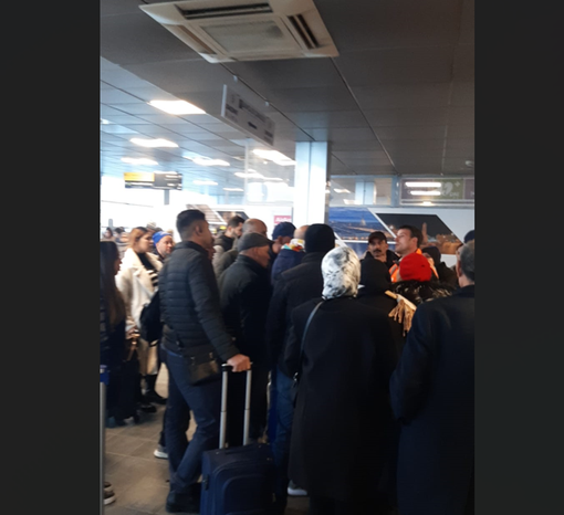 Diretti a Casablanca, lasciati a terra a Levaldigi. Scoppia la protesta Diretti a Casablanca, lasciati a terra a Levaldigi. Scoppia la protesta