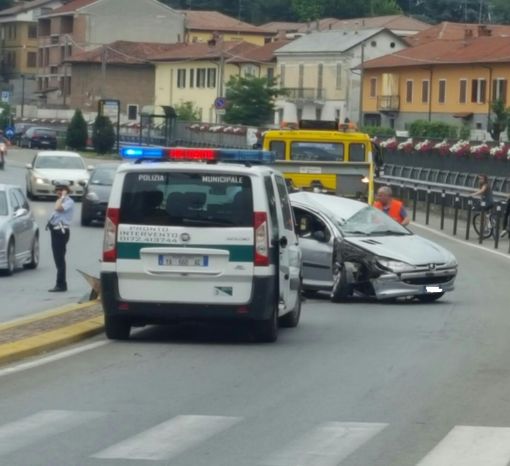 Tasso alcolemico tre volte superiore al limite: 40enne si ribalta con l'auto a Bra