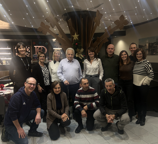 Ex studenti del "De Amicis" festeggiano la loro amicizia 36 anni dopo il diploma Ex studenti del "De Amicis" festeggiano la loro amicizia 36 anni dopo il diploma