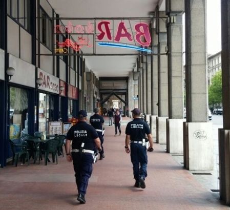Due agenti della Polizia Locale in corso Giolitti Due agenti della Polizia Locale in corso Giolitti