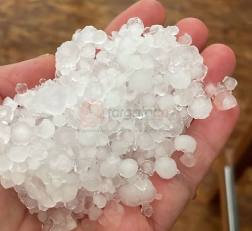 La grandine a Vallera, frazione di Caraglio La grandine a Vallera, frazione di Caraglio