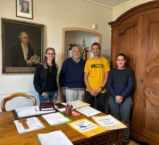 Il nuovo cantoniere comunale di Cavallerleone Davide Tuninetti con il sindaco Marcellino Peretti la vice Monica Granetto e l'assesore Nadia Vola