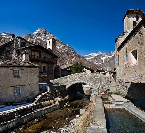 Uno scorcio su Chianale, borgo dell'alta Valle Varaita Uno scorcio su Chianale, borgo dell'alta Valle Varaita