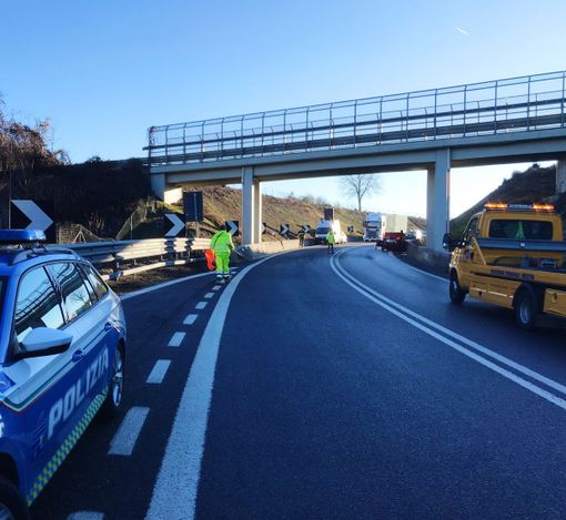 Auto si ribalta sul raccordo autostradale di Fossano: soccorsi sul posto Auto si ribalta sul raccordo autostradale di Fossano: soccorsi sul posto