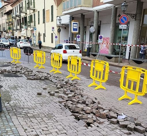 I danni alla pavimentazione di via Roma