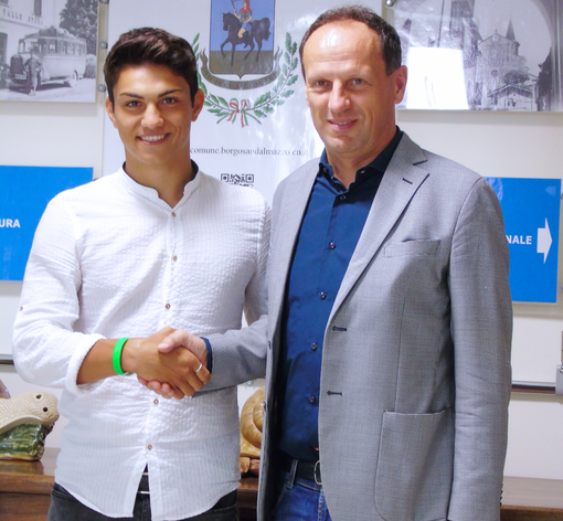 Borgo San Dalmazzo - Il sindaco Beretta ha ricevuto in Comune Patrick Enrici, calciatore classe 2001 passato al Torino