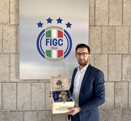L'’Assessore al Turismo della Città di Alba, Emanuele Bolla, con il “Tartufo dell’Anno” davanti alla sede della FIGC nazionale, a Roma