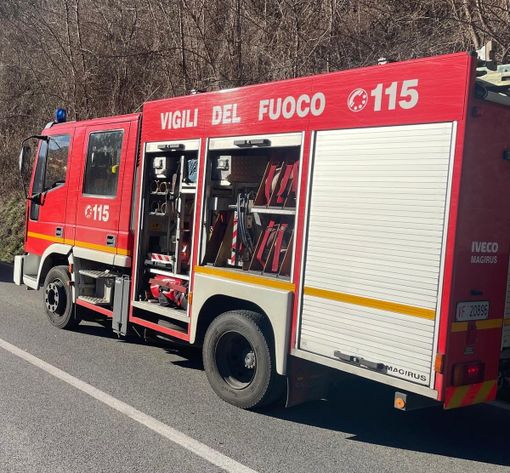 Garessio, incendio di sterpaglie a Trappa: domato Vigili del Fuoco prima che raggiungesse il bosco