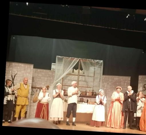 Mondovì, oltre 300 persone per lo spettacolo di beneficenza "Amleto in salsa piccante"