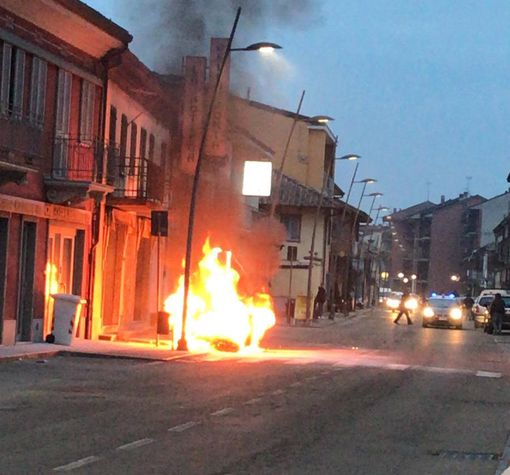 L'auto in fiamme nell'abitato di Gallo Grinzane