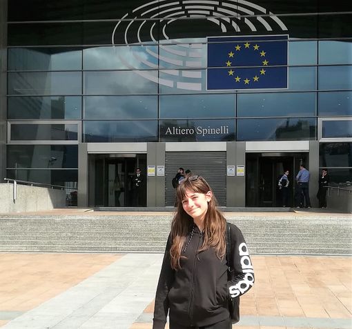 Federica davanti all’ingresso del Parlamento dedicato ad Altiero Spinelli, uno degli autori del Manifesto di Ventotene del 1941, il documento che ha delineato i principi su cui si basa l’Unione Europea