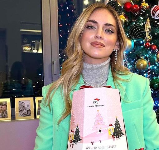 Ferragni col pandoro dello scandalo Ferragni col pandoro dello scandalo