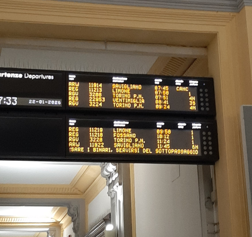 Il tabellone orari alla stazione di Cuneo con la soppressione della corsa verso Savigliano