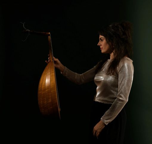Elisa La Marca, talentuosa ed ormai affermata liutista, a Modulazioni 2026 presenta il suo primo lavoro discografico da solista, “The Queenes Maskes”