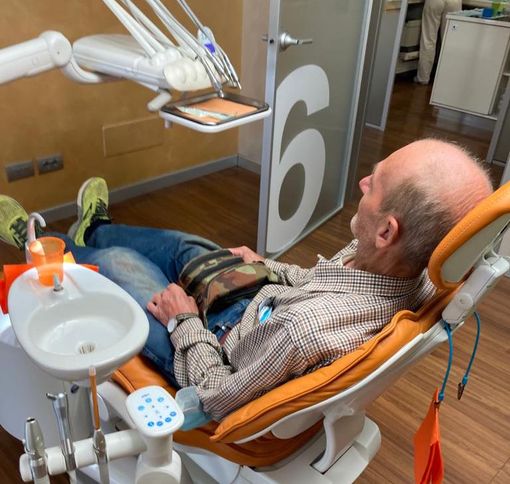 Vive lungo il torrente Gesso, ma almeno ora ha i denti e può mangiare e sorridere