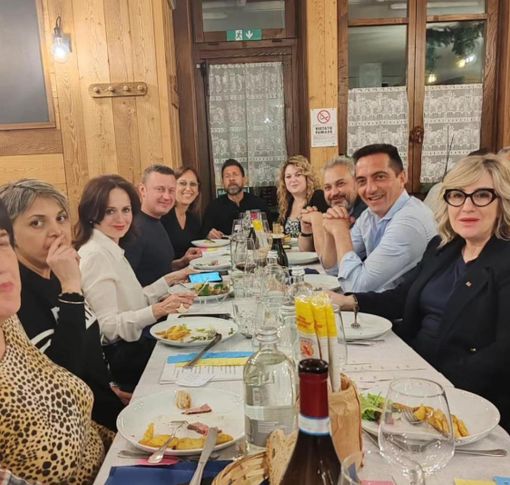 Due momenti dell'appuntamento di Entracque. Al tavolo terza da sinistra Federica Barbero, responsabile regionale del Dipartimento di Valorizzazione del territorio di Fratelli d’Italia. Prima da destra l'onorevole Monica Ciaburro