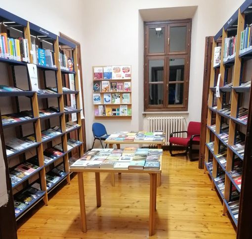 Verzuolo, un ambiente interno della biblioteca civica