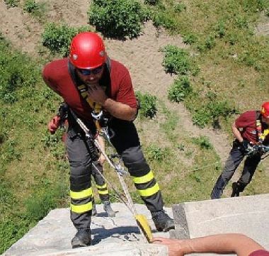 Cade in un dirupo mentre passeggia in frazione Villa di Camerana: "salvato" dai vigili del fuoco