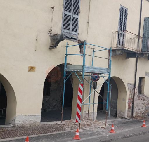 Dopo i danni causati dai tir, in riparazione il balcone della casa di Lalla Romano a Demonte Dopo i danni causati dai tir, in riparazione il balcone della casa di Lalla Romano a Demonte