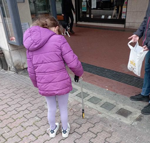 A otto anni chiede una pinza raccogli rifiuti al posto dell'uovo di Pasqua A otto anni chiede una pinza raccogli rifiuti al posto dell'uovo di Pasqua